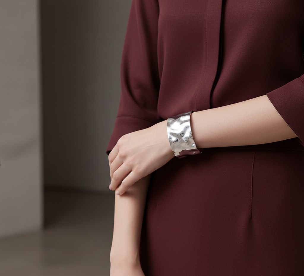 Brazalete de acero inoxidable ajustable. En color dorado.