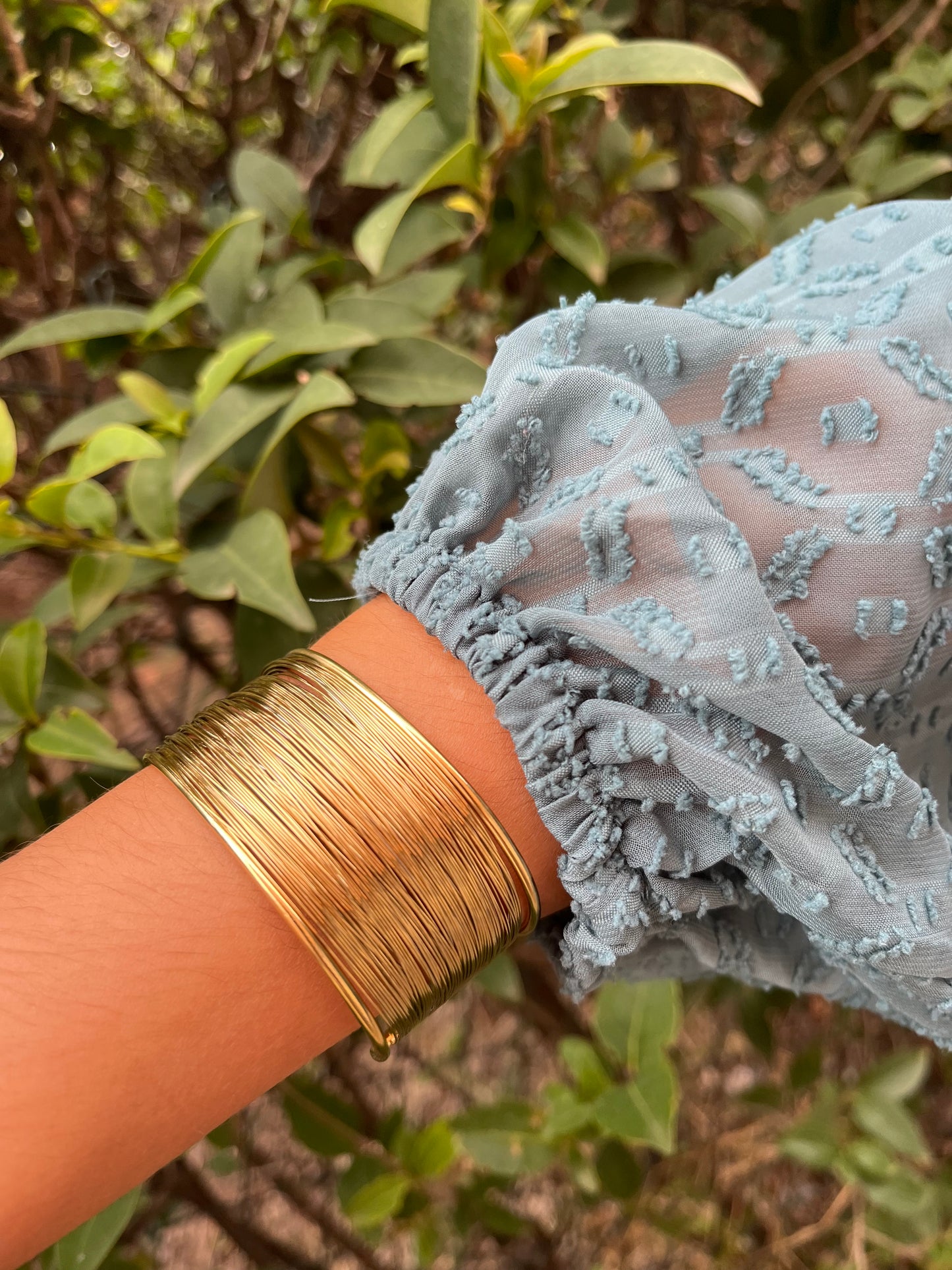 Brazalete de acero inoxidable ajustable. En color dorado.