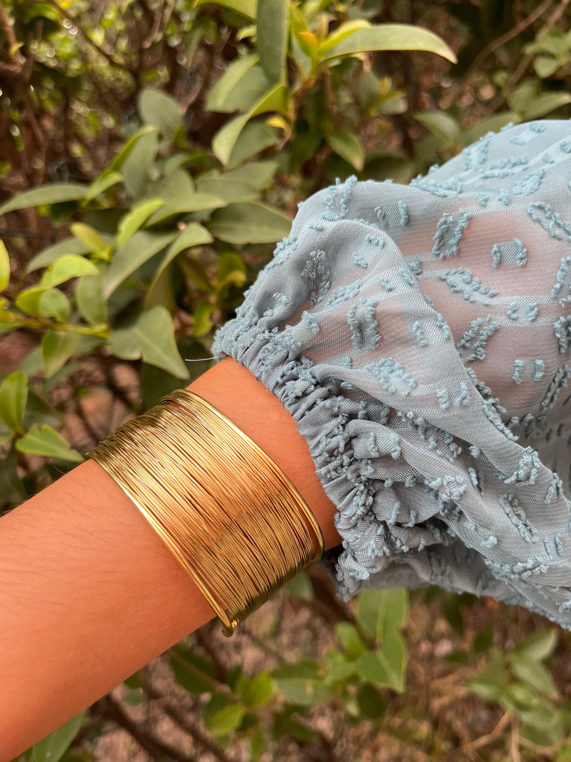 Brazalete de acero inoxidable ajustable. En color dorado.