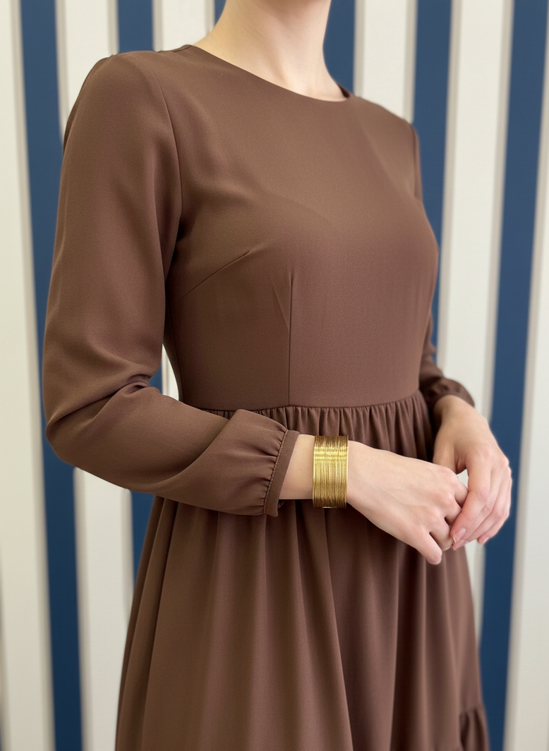 Brazalete de acero inoxidable ajustable. En color dorado.