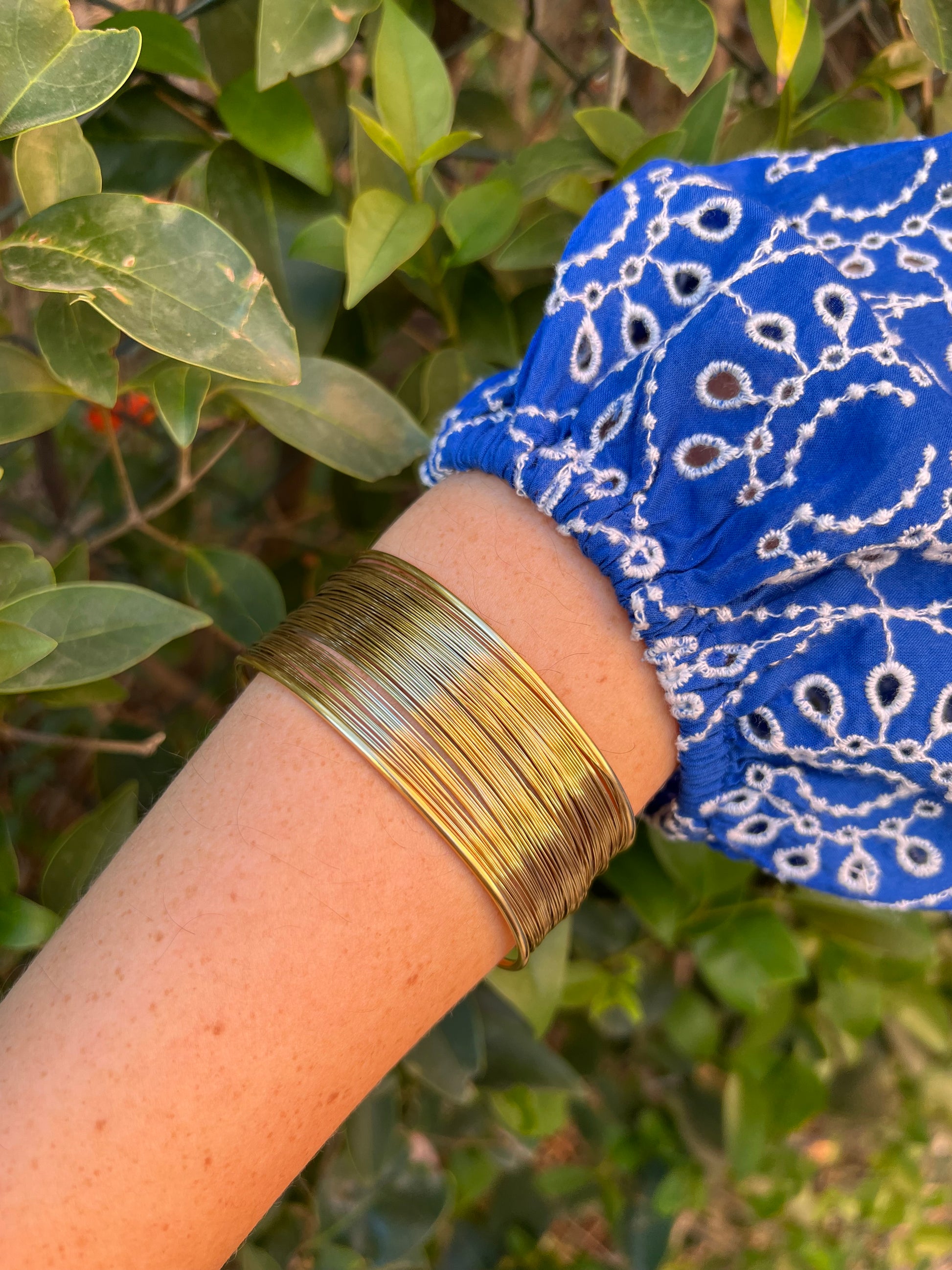 Brazalete de acero inoxidable ajustable. En color dorado.