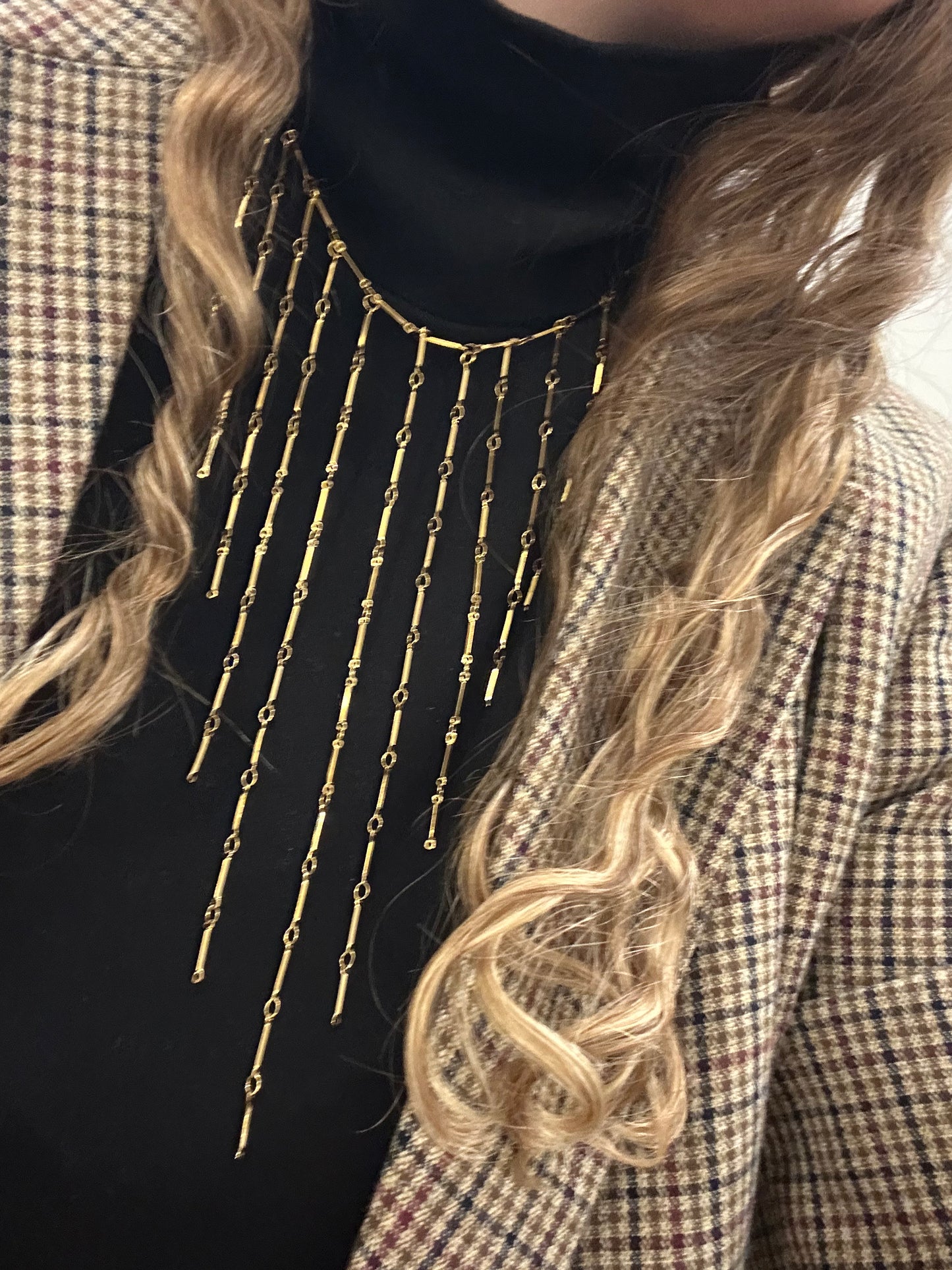 Collar con varias tiras de acero inoxidable en cascada en color oro