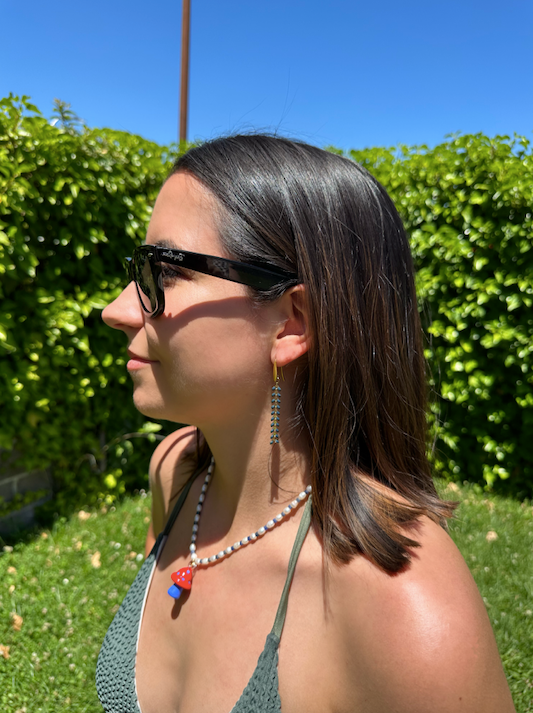 Collar del verano con perlas de río y piedra sodalita (azul) y abalorio de seta de cristal de murano roja y azul