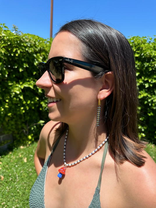 Collar del verano con perlas de río y piedra sodalita (azul) y abalorio de seta de cristal de murano roja y azul