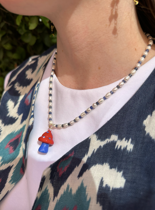 Collar del verano con perlas de río y piedra sodalita (azul) y abalorio de seta de cristal de murano roja y azul