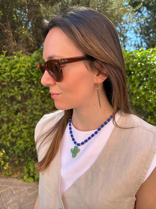 Collar hecho a mano con cuentas de cerámica azul y piedra agata de arbol con un abalorio con forma de cactus de cristal de murano en tono verde con puntos azules