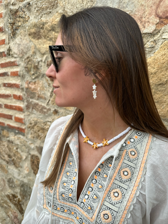 Collar hecho a mano con arcilla polimérica blanca y tres estrellas de cerámica en amarillo en el centro. Con cierre ajustable en acero inoxidable 