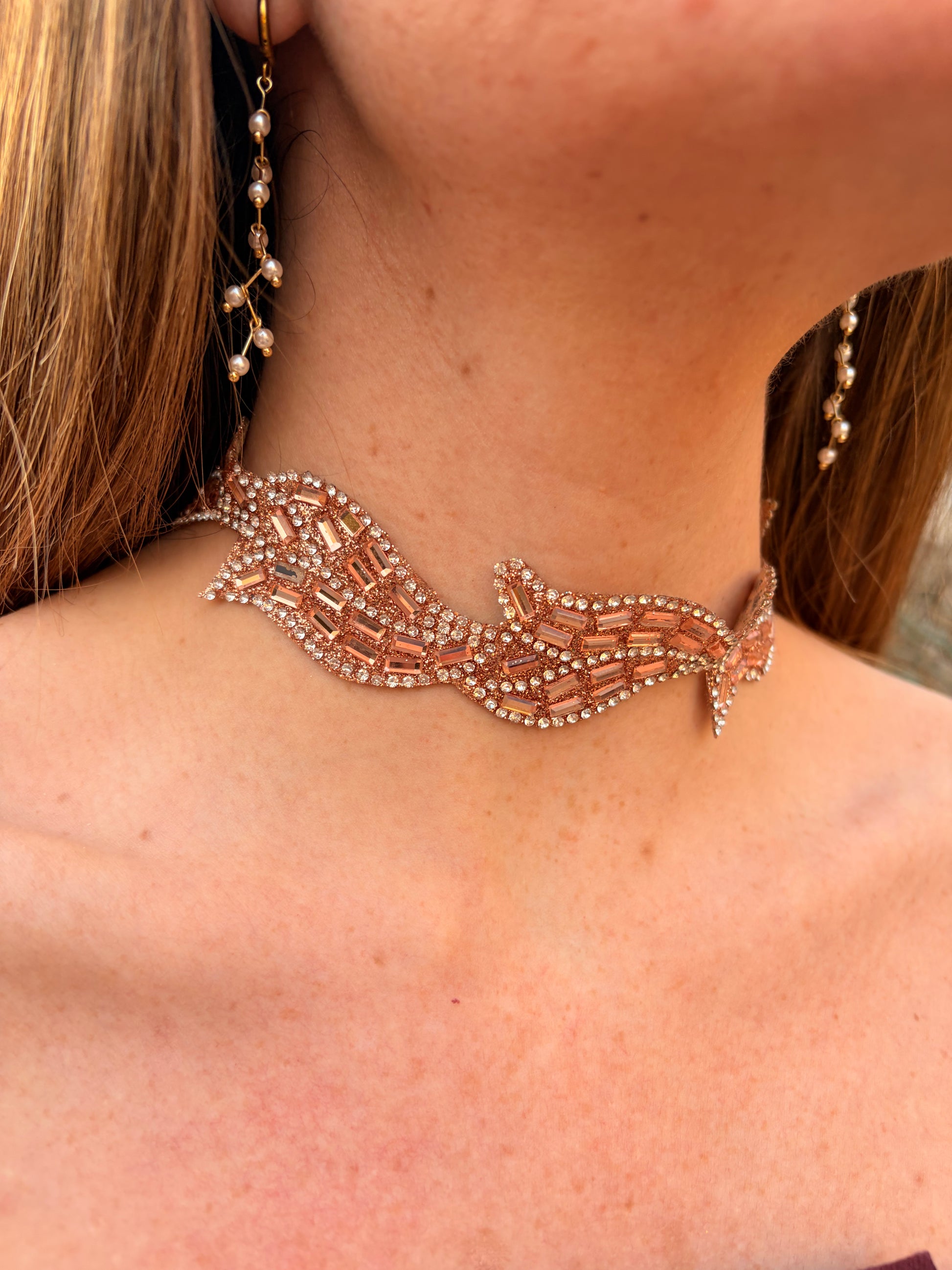 Choker en color rosa-oro con circonitas blancas y  cierre de acero inoxidable ajustable.