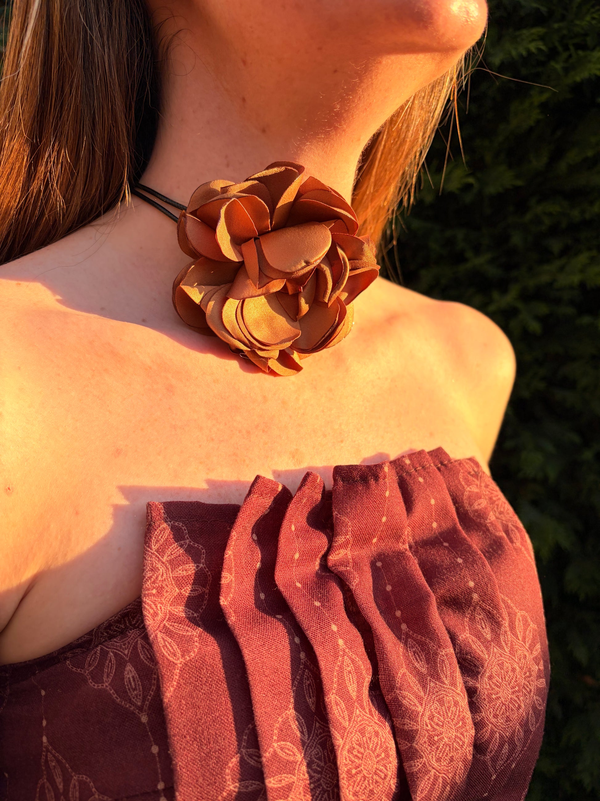 Choker con flor de tela en color marrón champagne ajustable