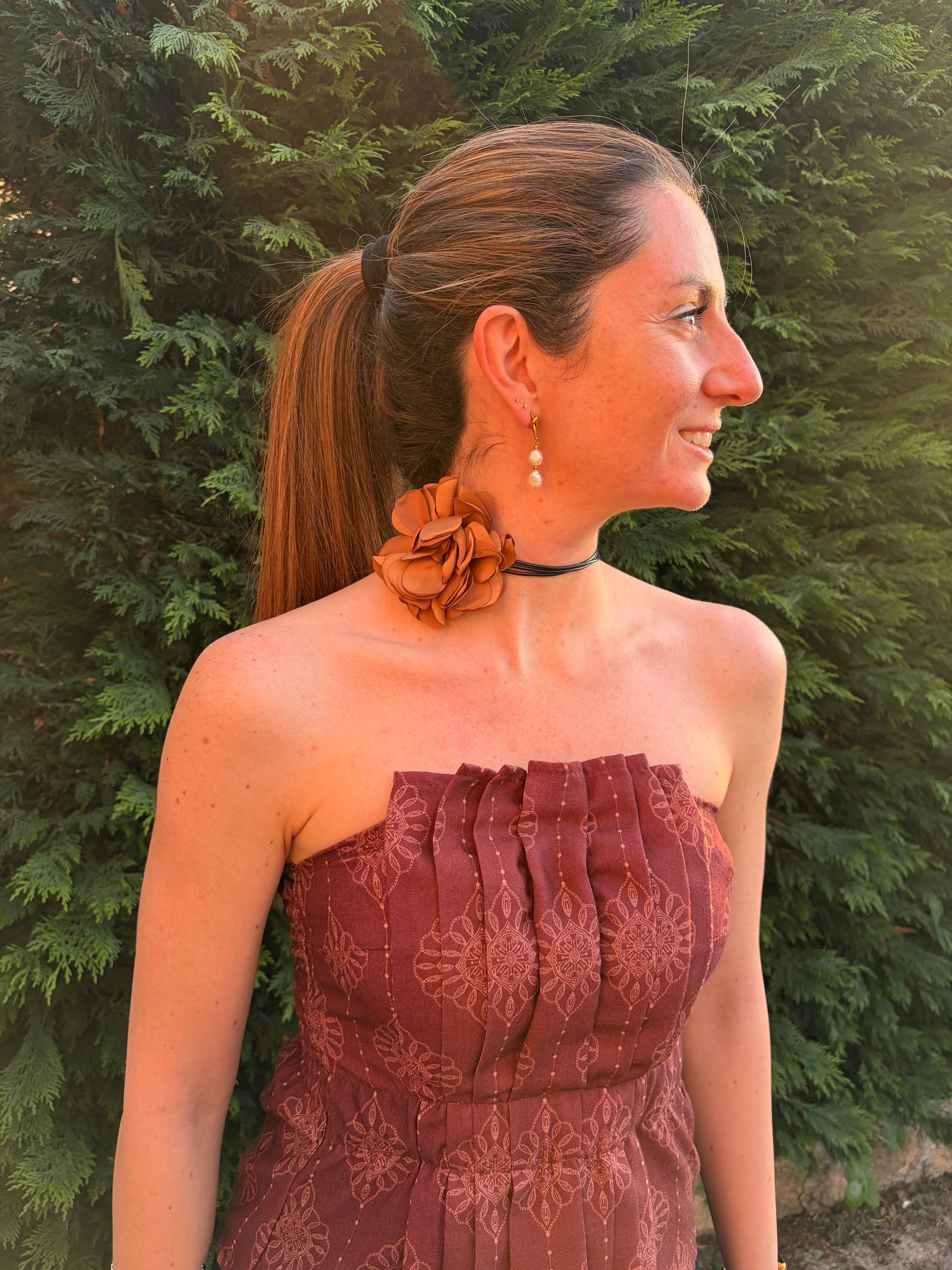 Choker con flor de tela en color marrón champagne ajustable