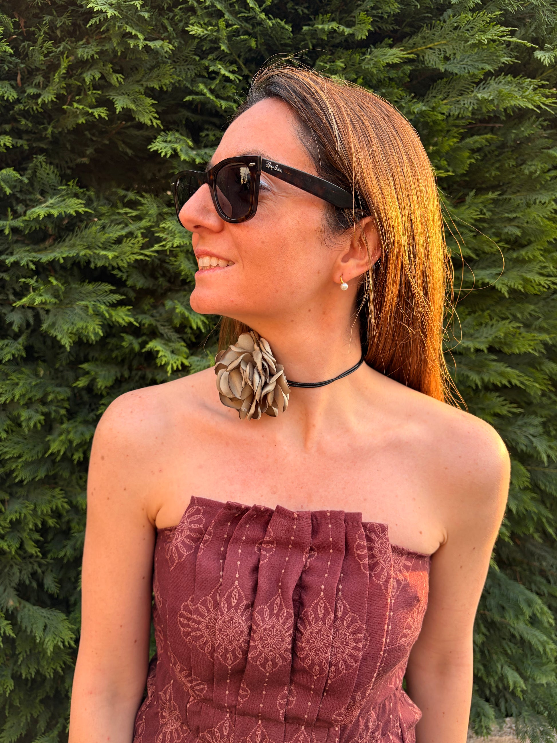 Choker con flor de tela en color verde ajustable