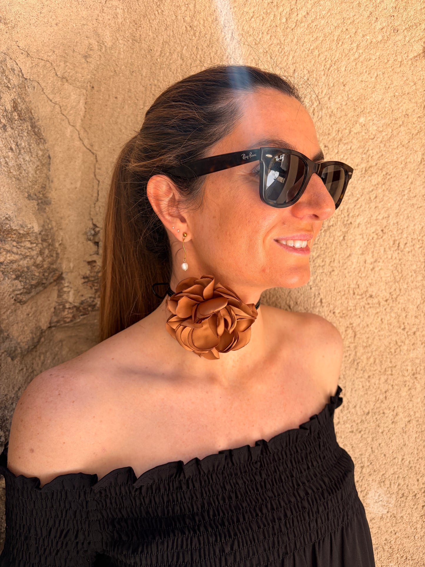 Choker con flor de tela en color marrón champagne ajustable