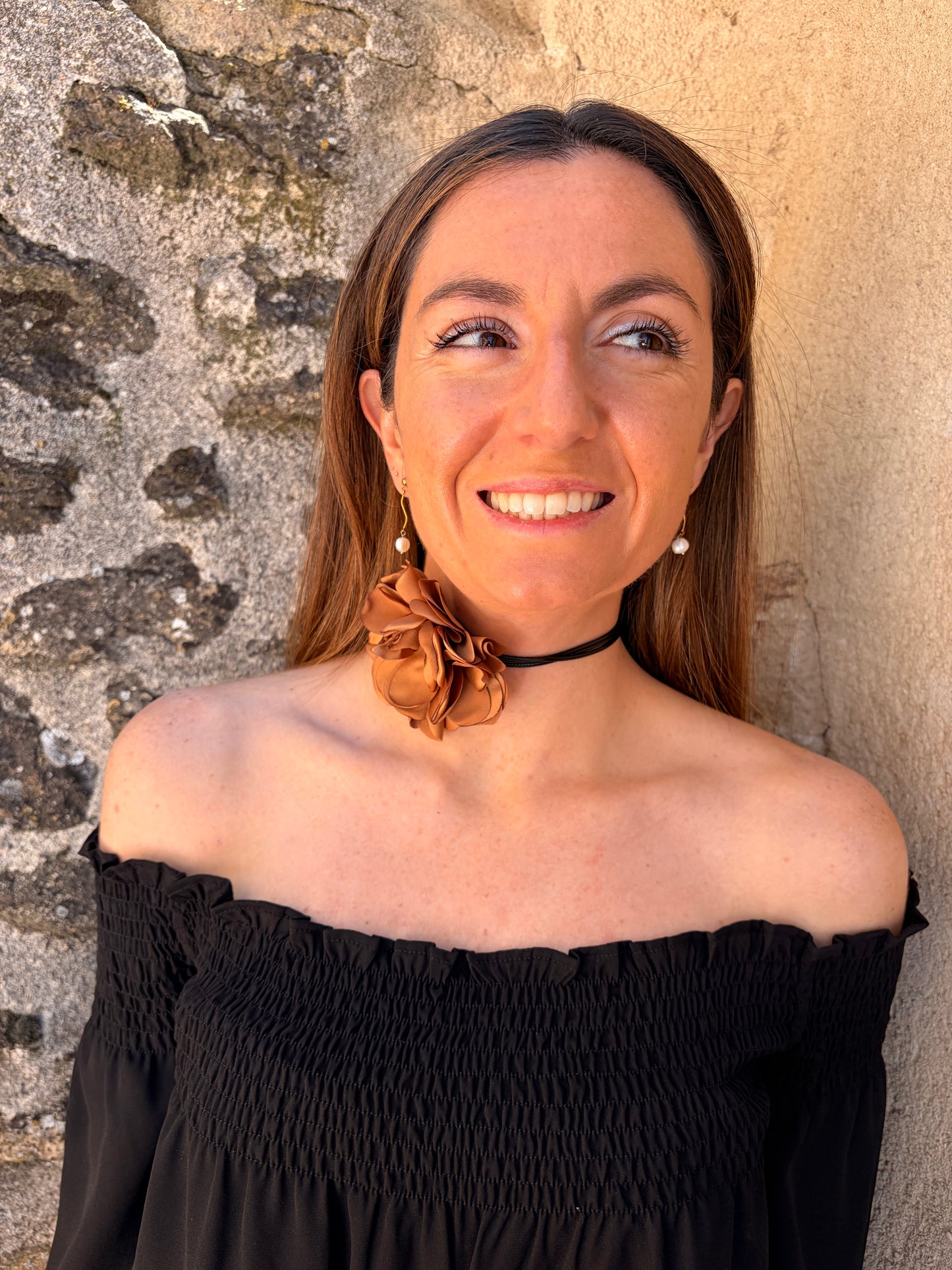 Choker con flor de tela en color marrón champagne ajustable