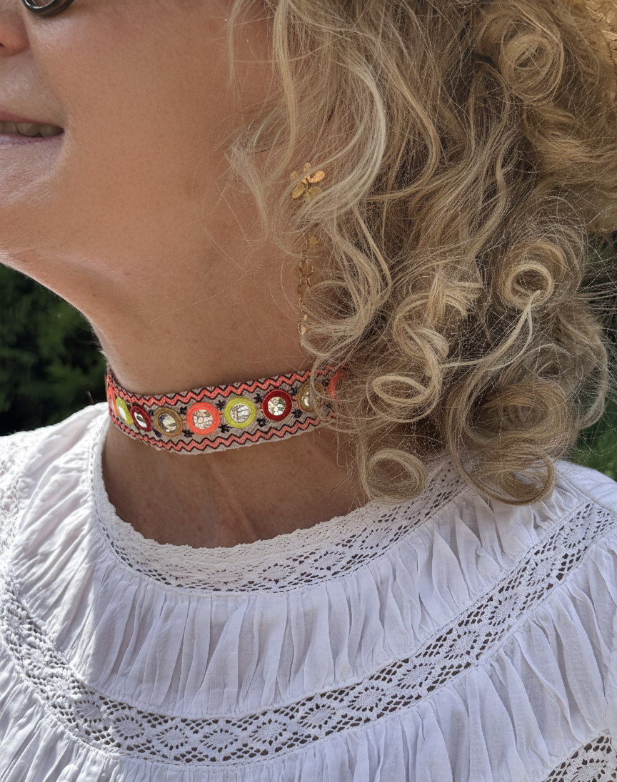 Choker de tela con lentejuelas con cierre de acero inoxidable ajustable.