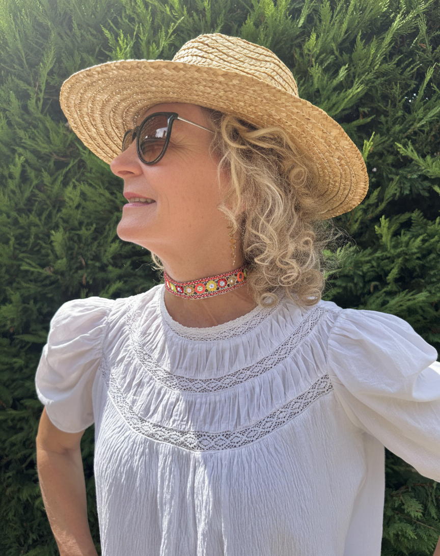 Modelo usando choker de tela con lentejuelas doradas, muy favorecedor para looks elegantes.