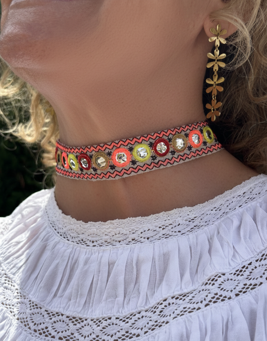 Choker de tela con lentejuelas doradas. Cierre ajustable de acero inoxidable de alta calidad.