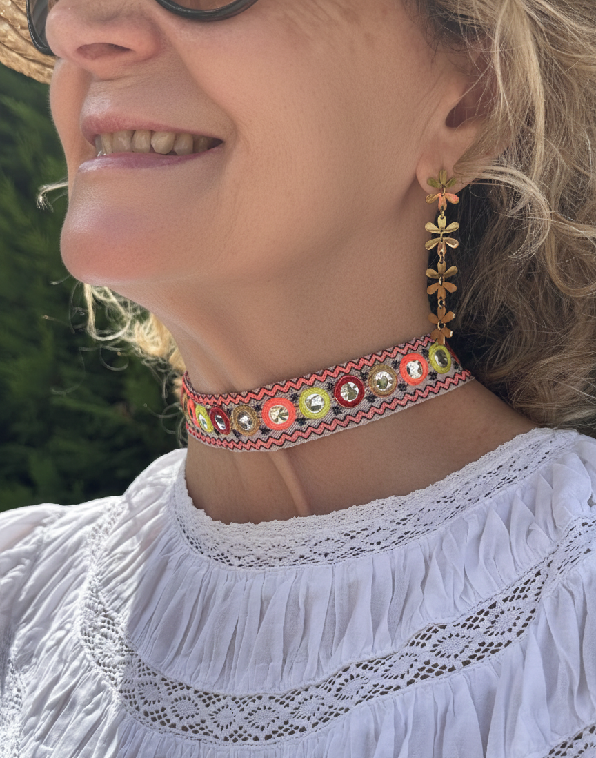 Detalle del tejido del choker de lentejuelas dorado. Joya de moda brillante y ajustable.