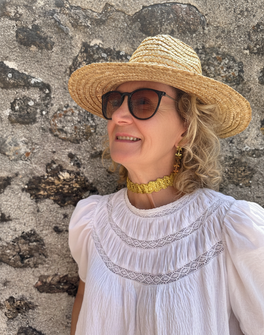 Choker de tela dorado con cierre de acero inoxidable ajustable.