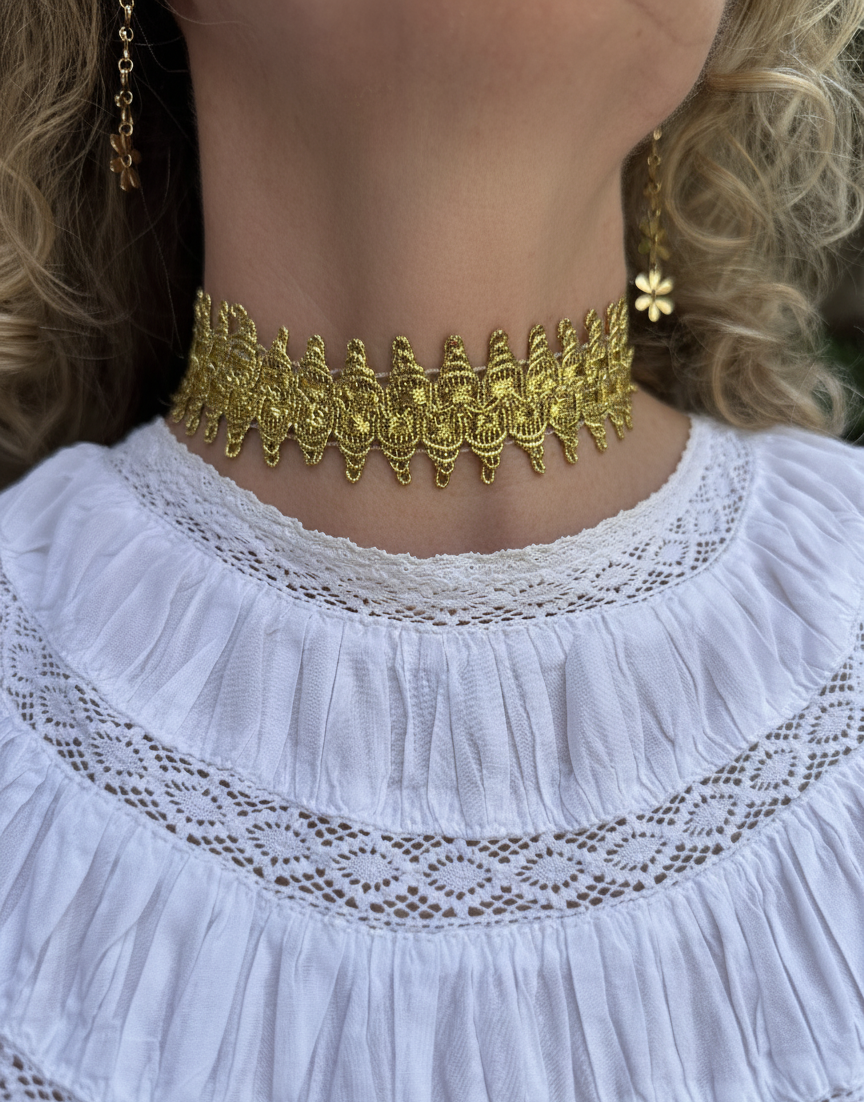 Choker de tela dorado con cierre de acero inoxidable ajustable.