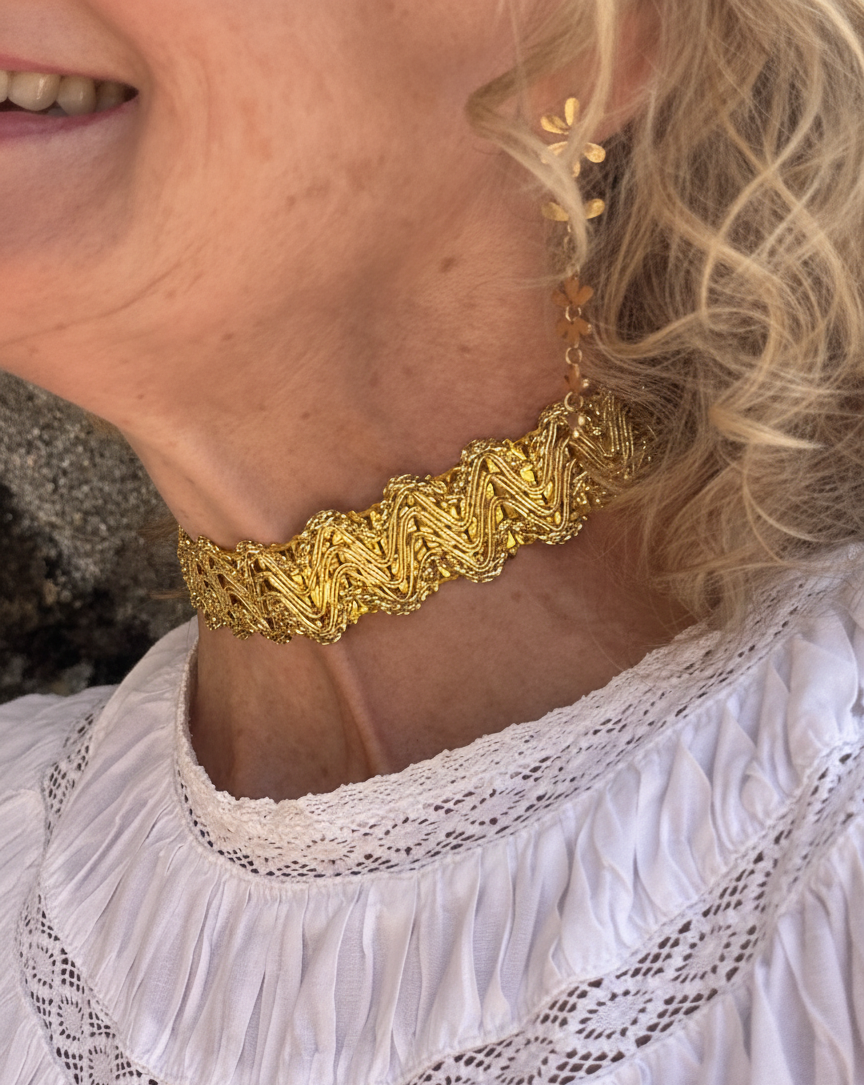 Choker de tela dorado con cierre de acero inoxidable ajustable.
