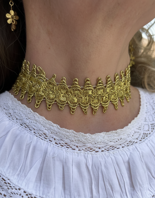 Choker de tela dorado con cierre de acero inoxidable ajustable.