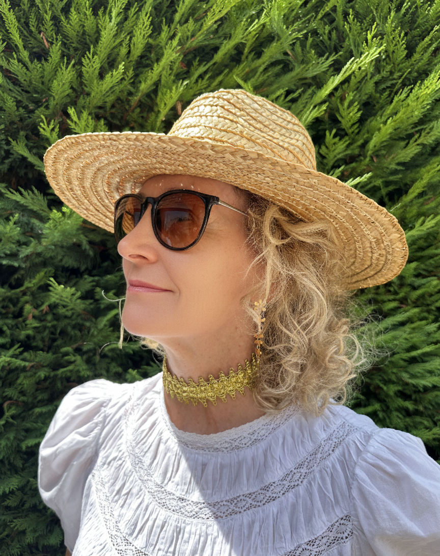 Choker de tela dorado con cierre de acero inoxidable ajustable.