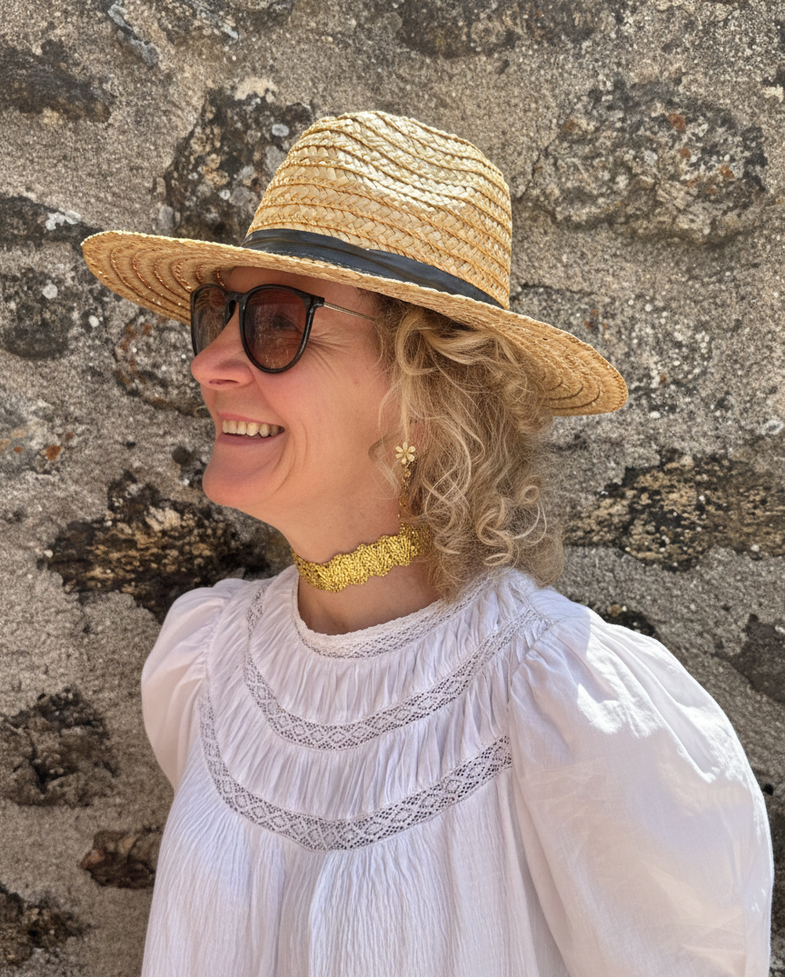 Choker de tela dorado con cierre de acero inoxidable ajustable.