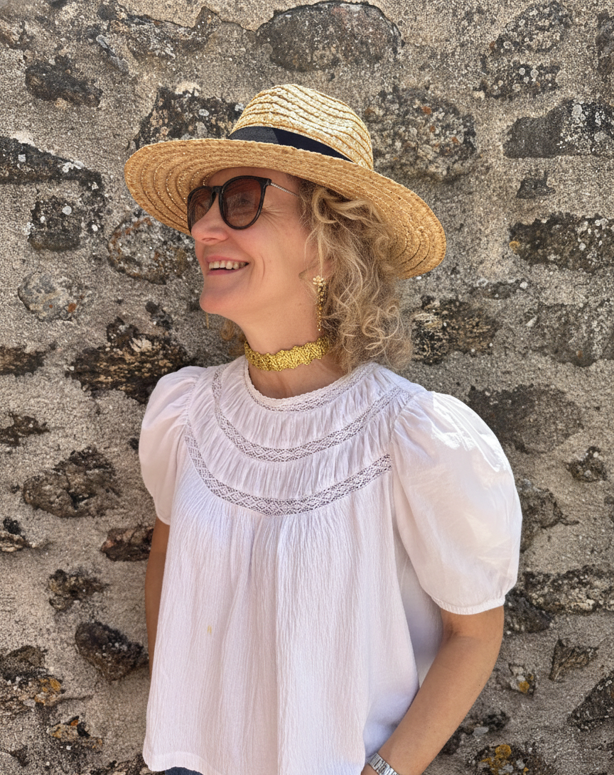 Choker de tela dorado con cierre de acero inoxidable ajustable.