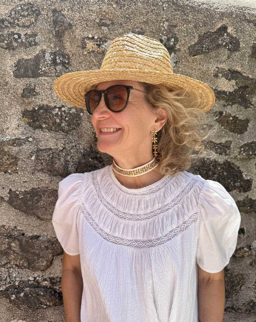 Choker de tela geométrica con cierre ajustable de acero inoxidable.