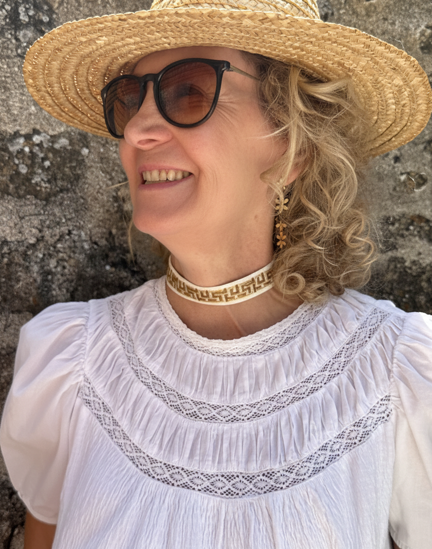 Choker de tela geométrica con cierre ajustable de acero inoxidable.