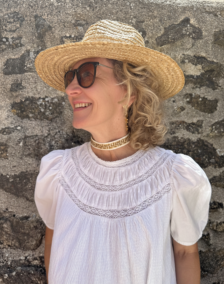 Choker de tela geométrica con cierre ajustable de acero inoxidable.