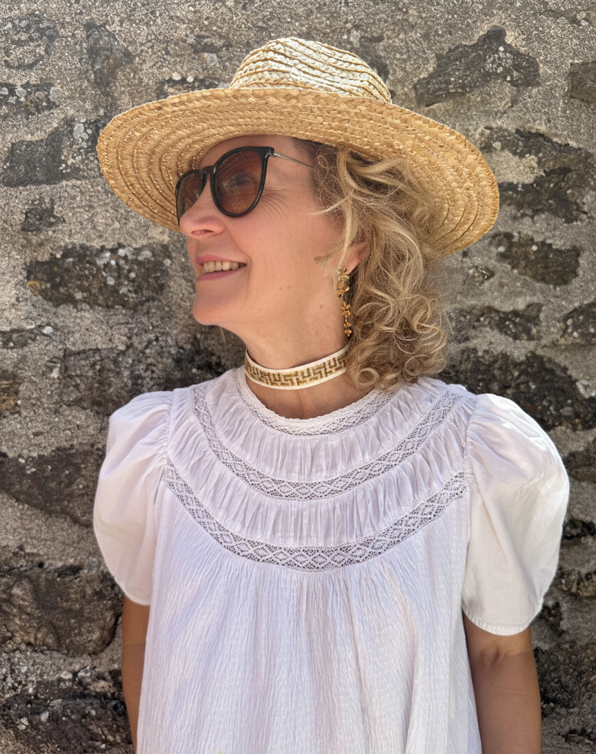 Choker de tela geométrica con cierre ajustable de acero inoxidable.