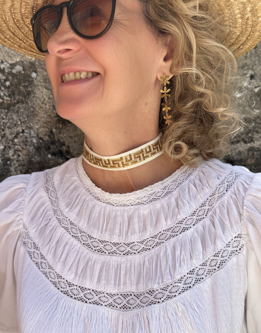 Choker de tela geométrica con cierre ajustable de acero inoxidable.