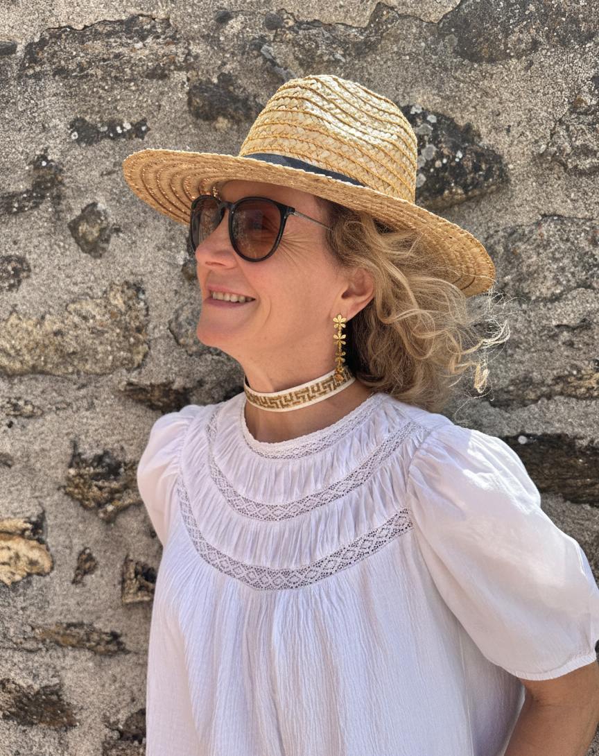 Choker de tela geométrica con cierre ajustable de acero inoxidable.