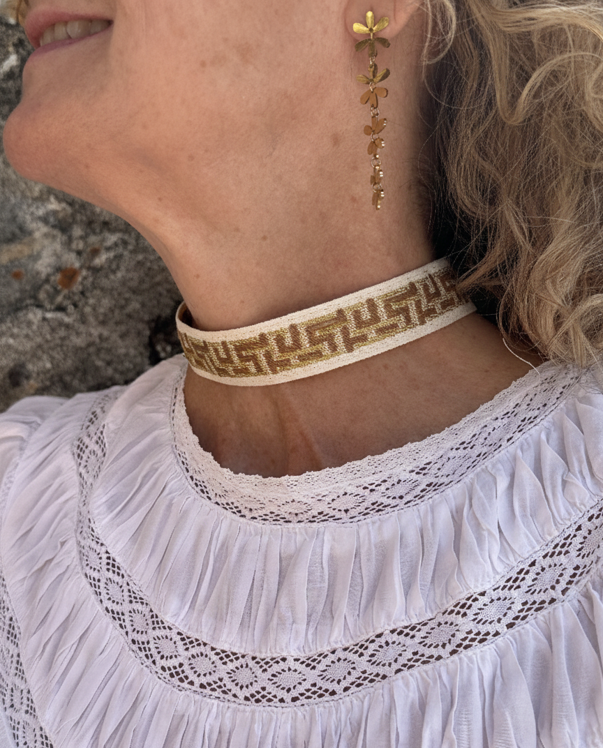 Choker de tela geométrica con cierre ajustable de acero inoxidable.