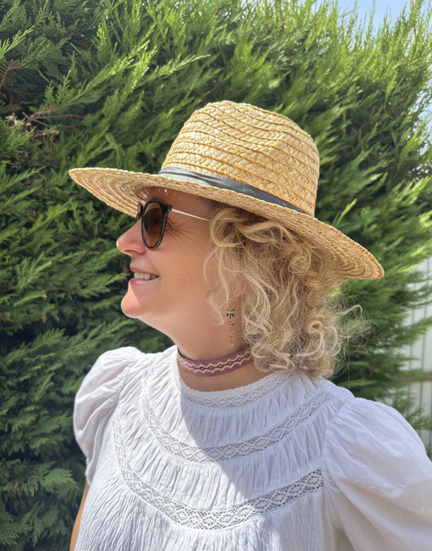 Modelo con choker de tela morado y dorado con dibujo étnico y cierre de acero inoxidable ajustable.