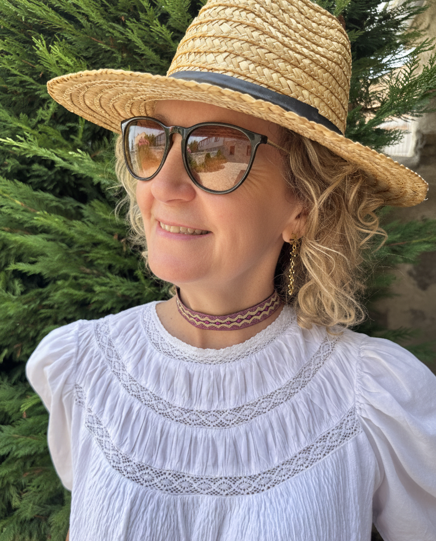 Modelo con choker de tela morado y dorado con dibujo étnico y cierre de acero inoxidable ajustable.