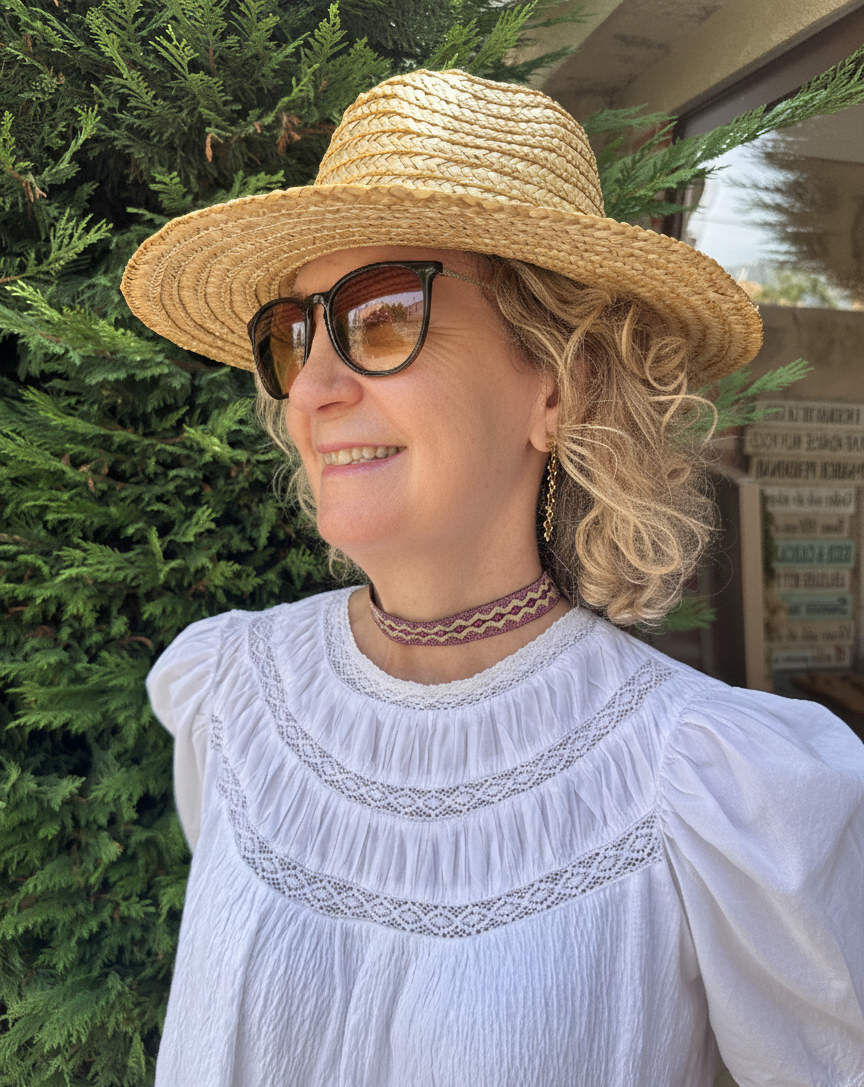 Modelo con choker de tela morado y dorado con dibujo étnico y cierre de acero inoxidable ajustable.