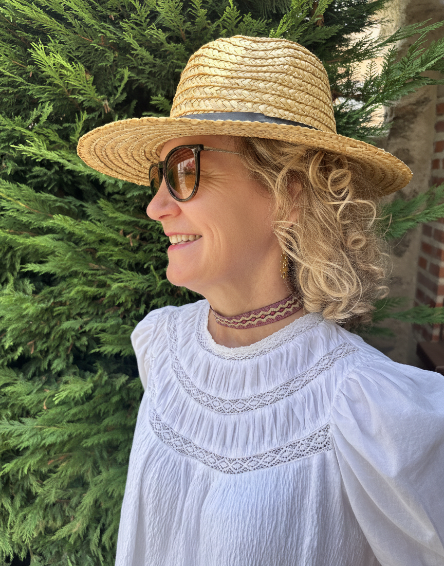 Modelo con choker de tela morado y dorado con dibujo étnico y cierre de acero inoxidable ajustable.