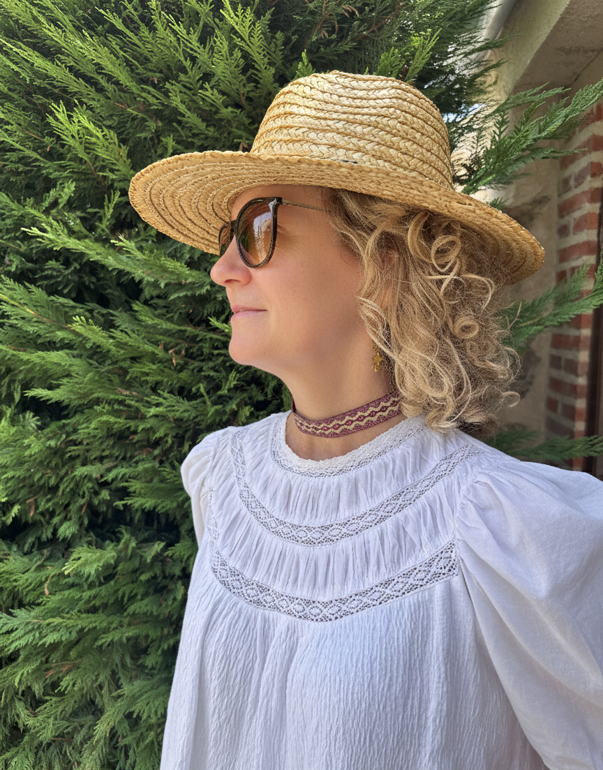 Modelo con choker de tela morado y dorado con dibujo étnico y cierre de acero inoxidable ajustable.