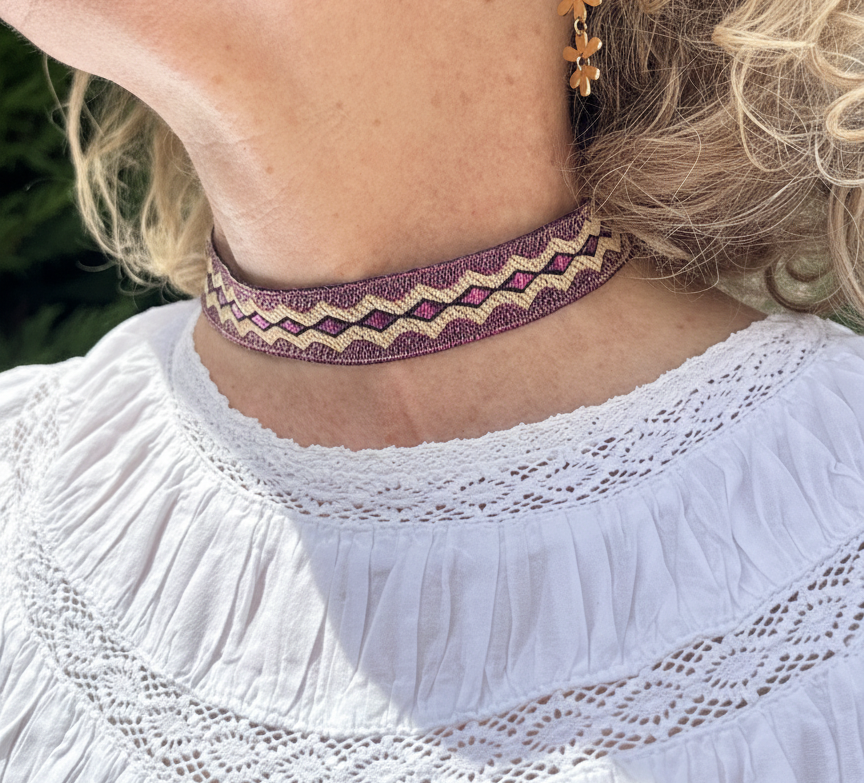 Choker de tela morado y dorado con dibujo étnico y cierre de acero inoxidable ajustable.