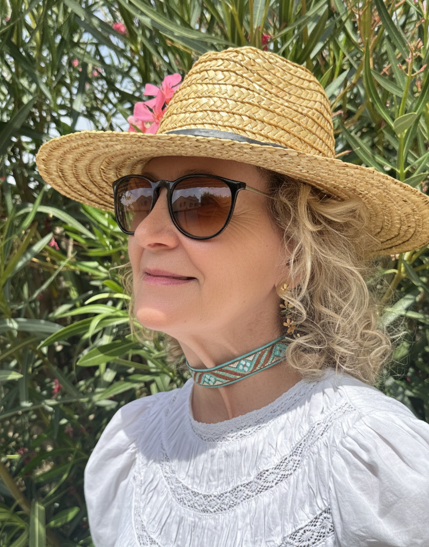 Modelo con choker de tela con patrón étnico en tonos verde turquesa y marrón con detalles dorados, cierre de acero inoxidable.