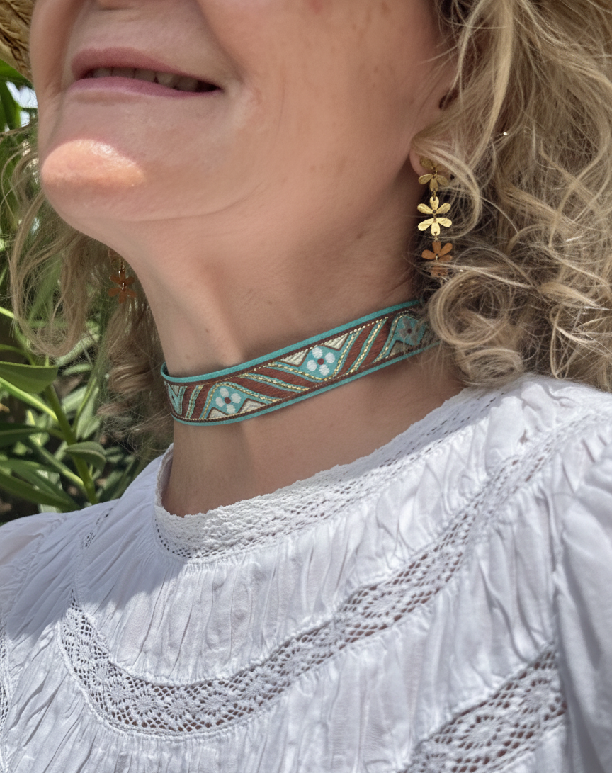 Choker de tela con patrón étnico en tono verde turquesa y marrón con detalles dorados, cierre de acero inoxidable.