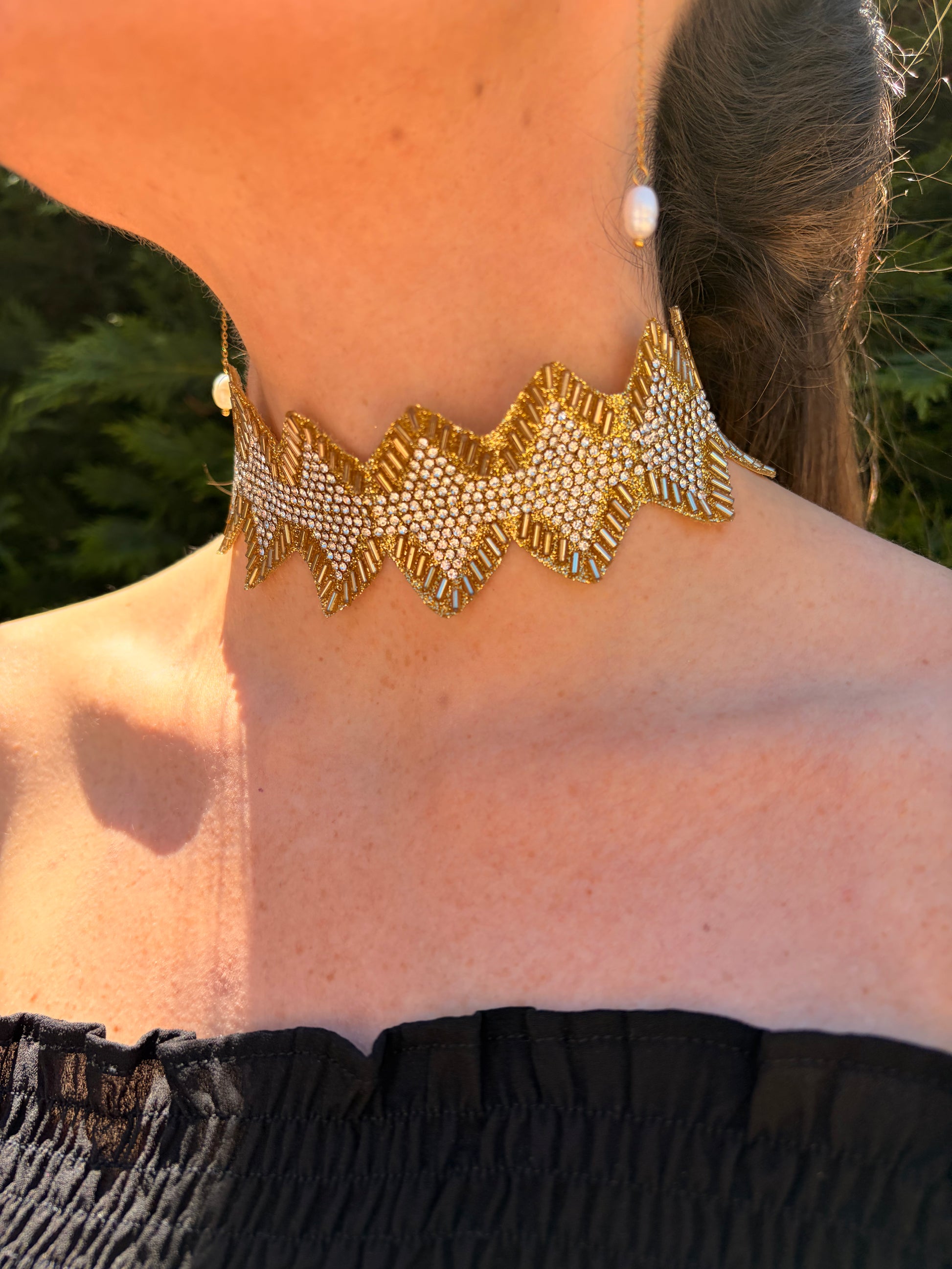 Choker en color dorado con circonitas blancas y  cierre de acero inoxidable ajustable.