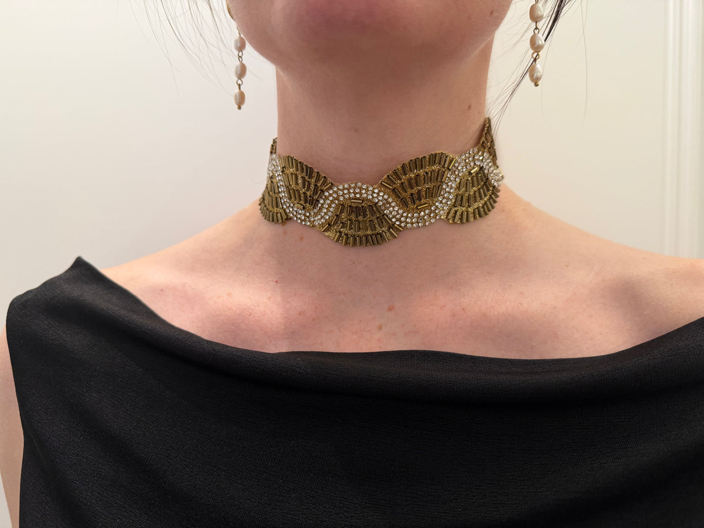 Choker en color dorado ondas con circonitas blancas y cierre de acero inoxidable ajustable.