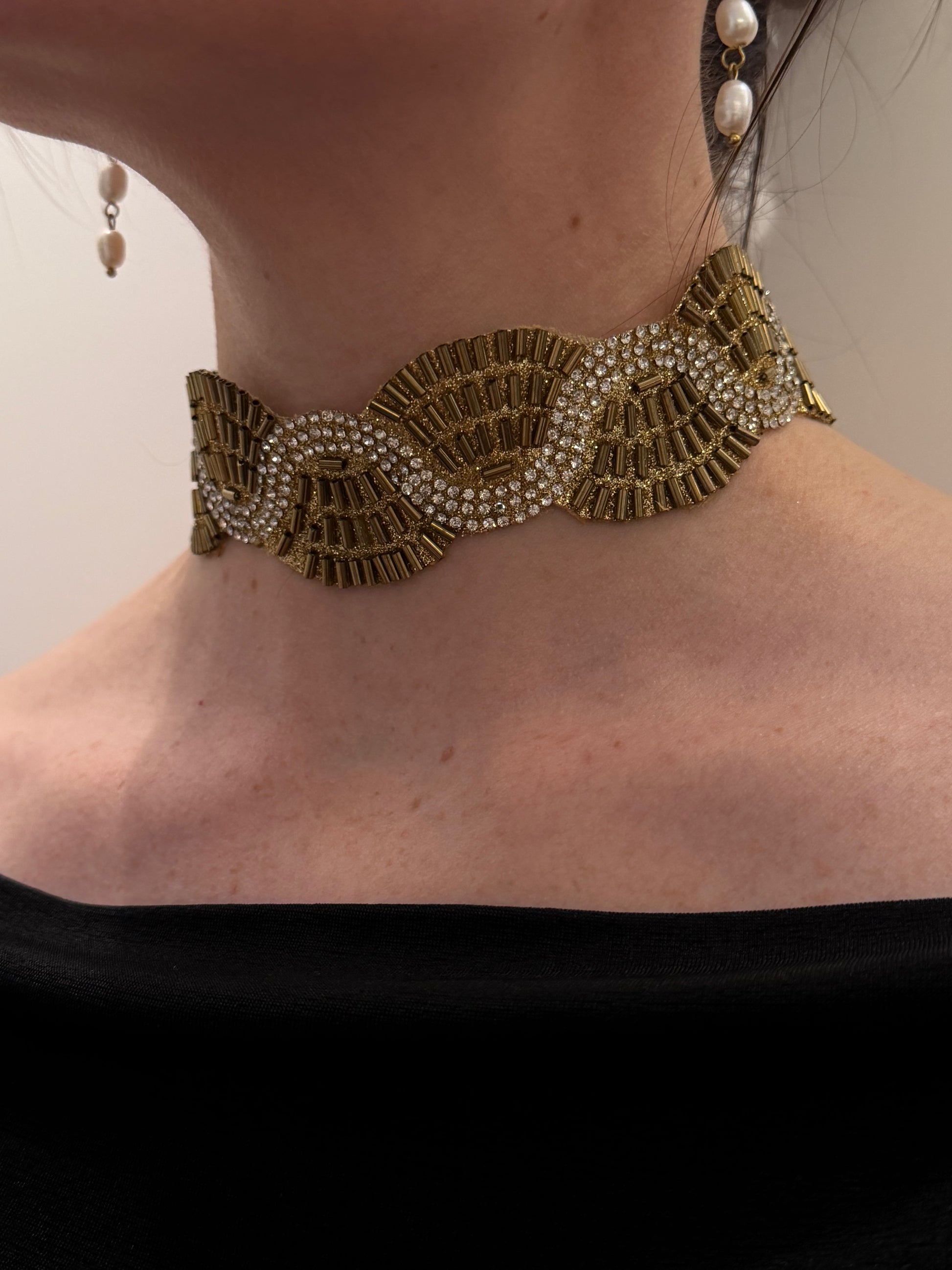 Choker en color dorado ondas con circonitas blancas y cierre de acero inoxidable ajustable.