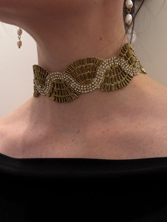 Choker en color dorado ondas con circonitas blancas y cierre de acero inoxidable ajustable.