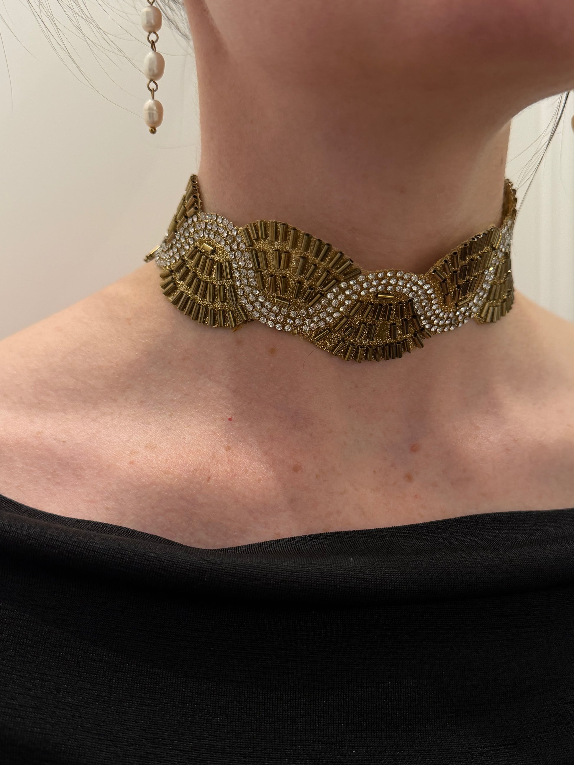 Choker en color dorado ondas con circonitas blancas y cierre de acero inoxidable ajustable.