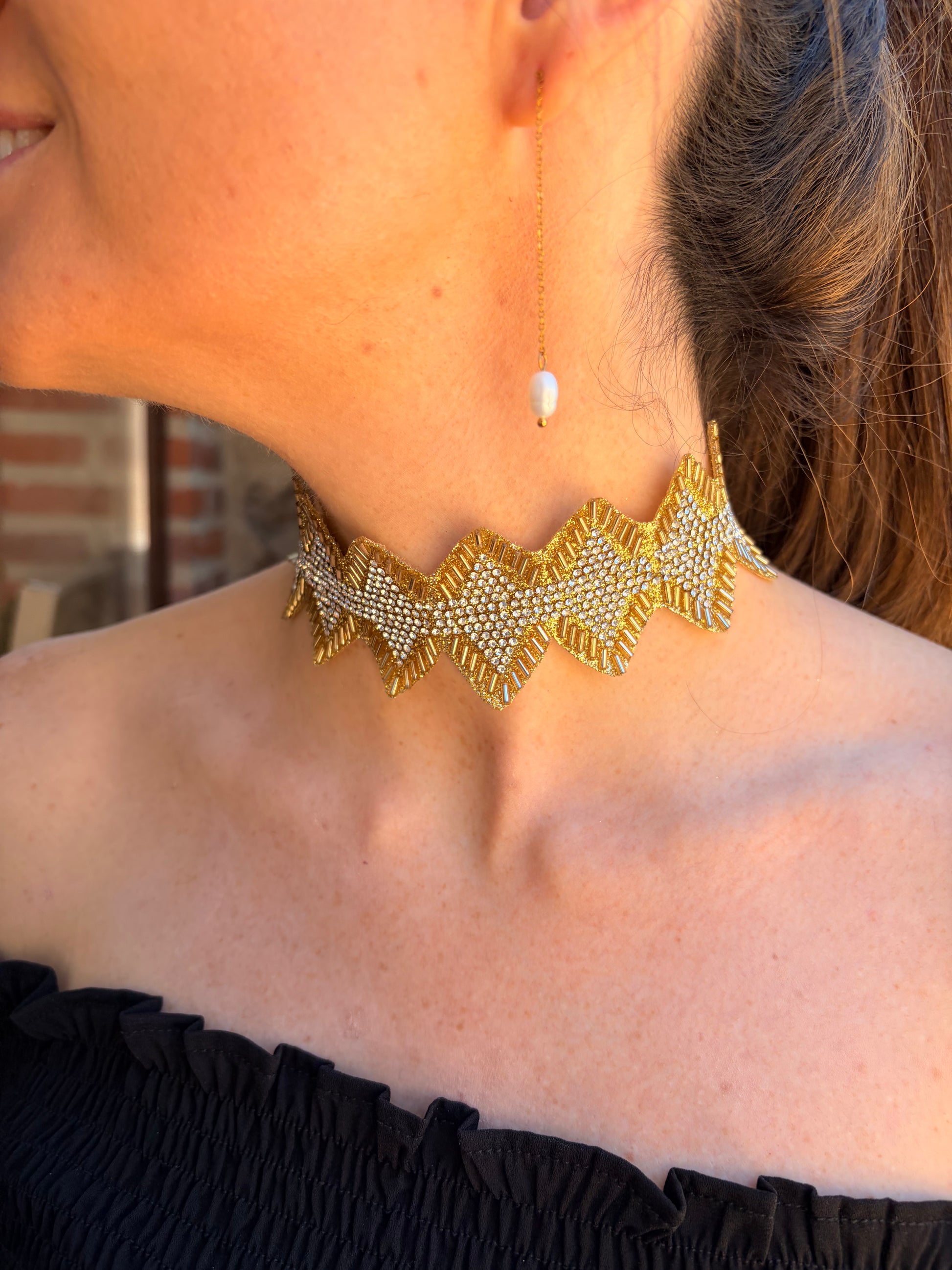 Choker en color dorado con circonitas blancas 