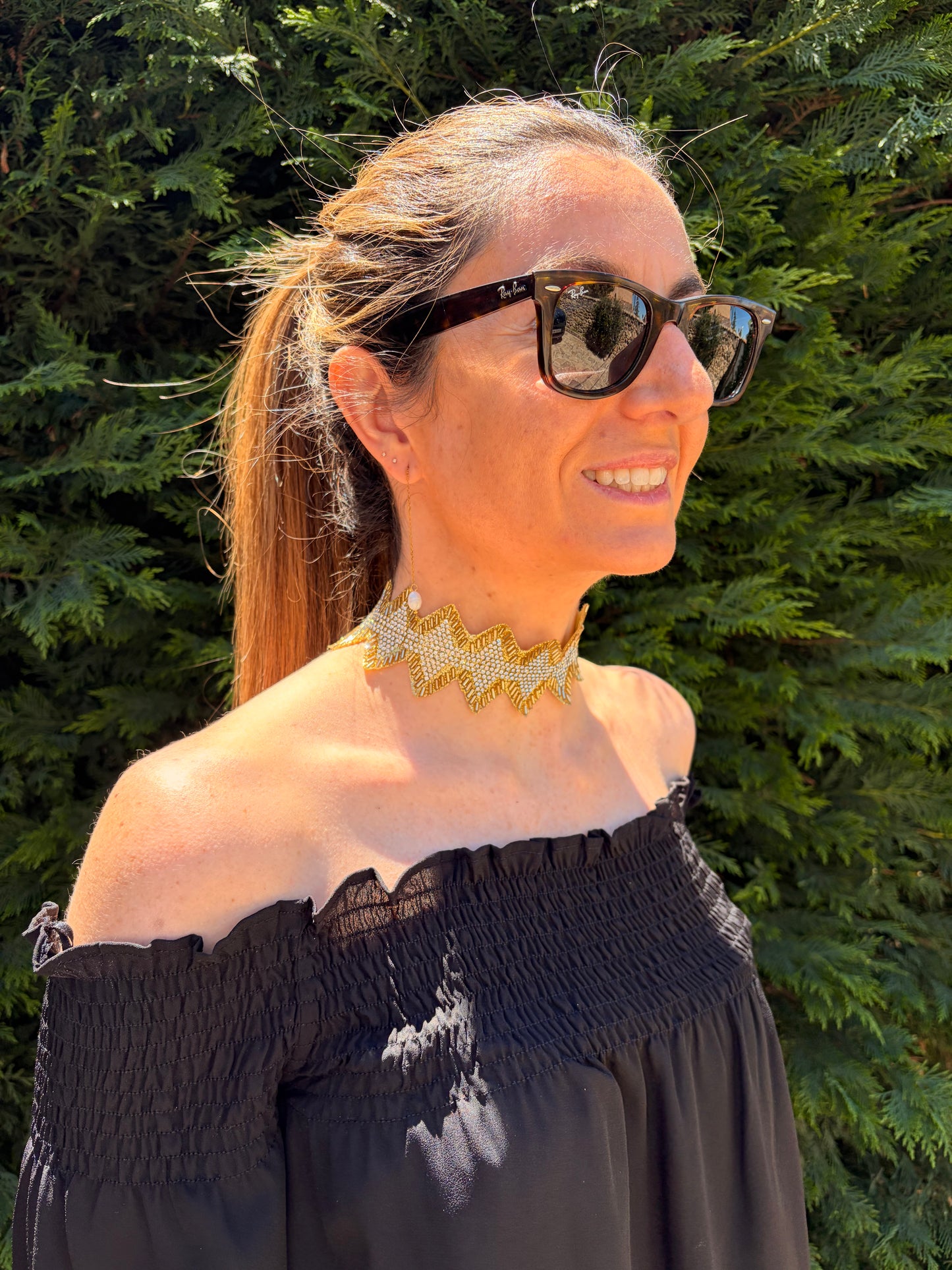 Choker en color dorado con circonitas blancas y  cierre de acero inoxidable ajustable.